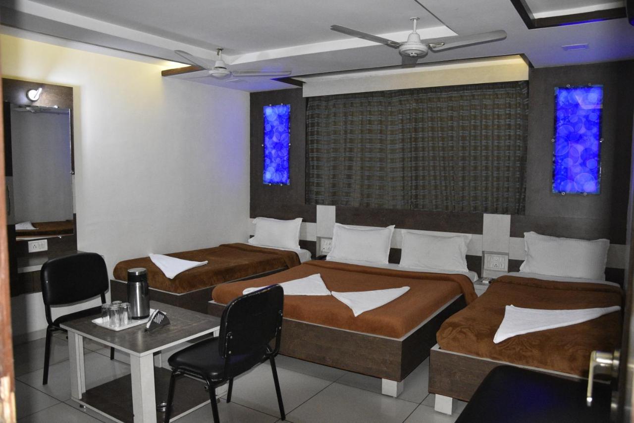 Midtown Hotel Ahmedabad Exterior foto