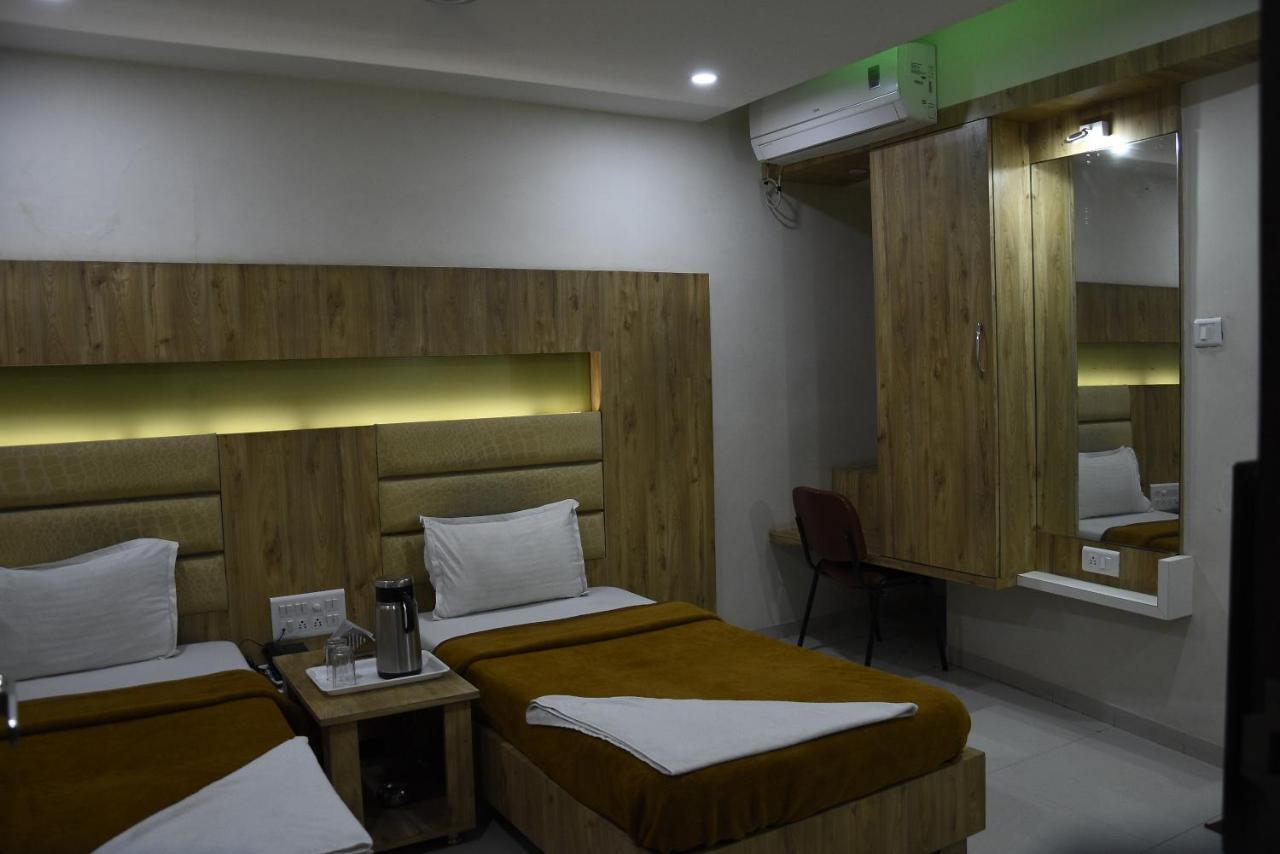 Midtown Hotel Ahmedabad Exterior foto